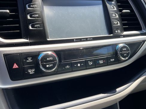 Used 2019 Toyota Highlander XLE w/ Carpet Mat Package (TMS) AWD/4WD image 16