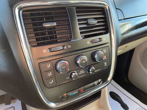 Used 2020 Dodge Grand Caravan SXT FWD image 19