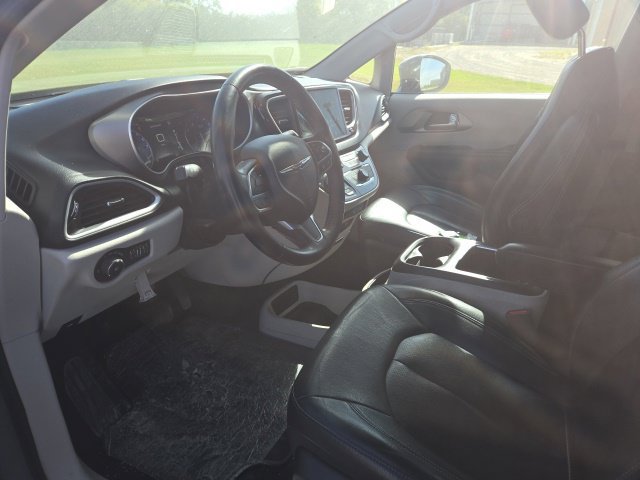 Used 2022 Chrysler Pacifica Touring-L FWD image 13