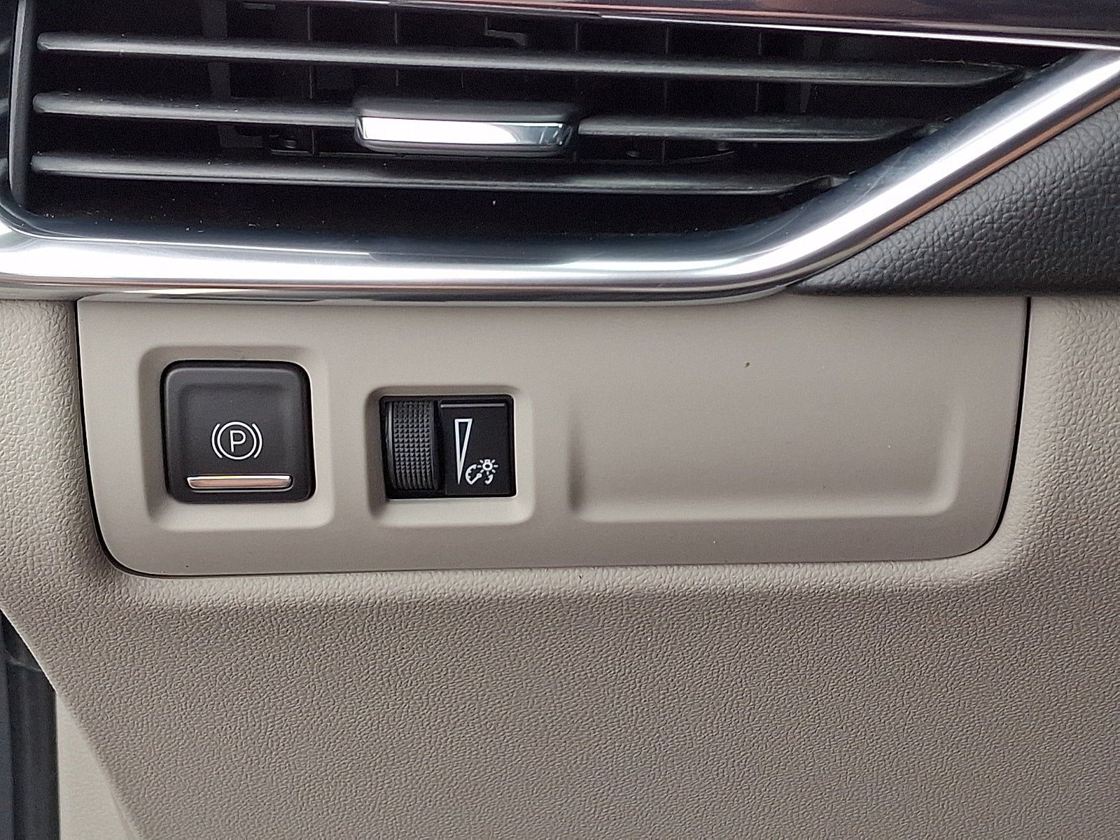Used 2021 Cadillac XT4 Luxury w/ Cold Weather Package FWD image 25
