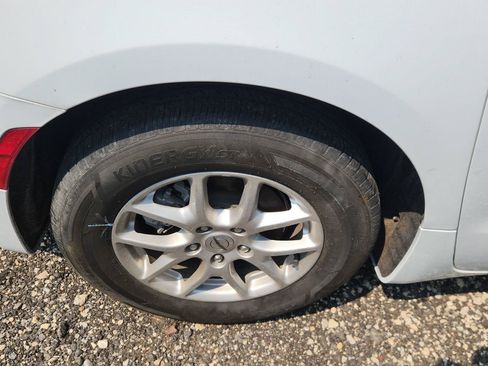 Used 2024 Chrysler Pacifica Touring-L FWD image 3