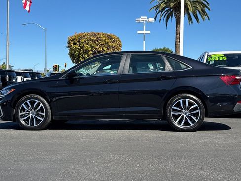 Used 2025 Volkswagen Jetta SE image 8