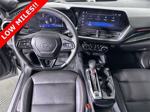 Used 2025 Chevrolet Trax RS w/ Sunroof Package image 21