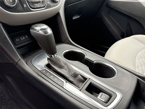 Used 2021 Chevrolet Equinox LS w/ LS Convenience Package image 12