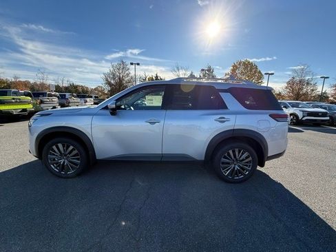 New 2025 Nissan Pathfinder SL w/ SL Premium Package image 8