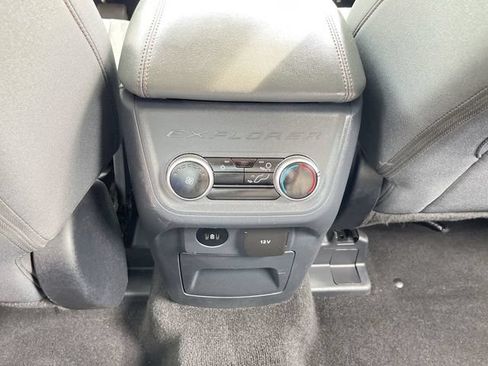 Used 2025 Ford Explorer Active AWD/4WD image 21