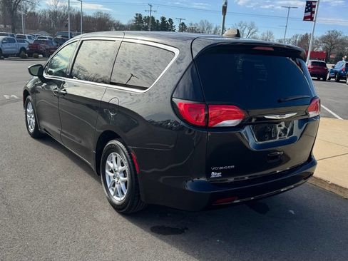 Used 2022 Chrysler Voyager LX FWD image 6