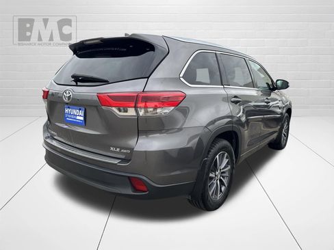 Used 2017 Toyota Highlander XLE AWD/4WD image 3
