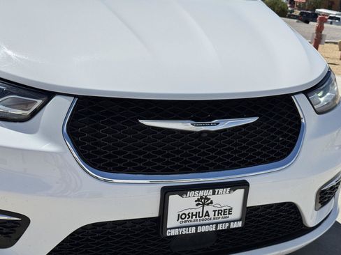 Used 2024 Chrysler Pacifica Touring-L FWD image 7