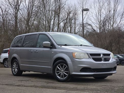 Used 2014 Dodge Grand Caravan SE image 2