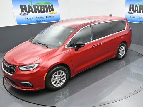 Used 2025 Chrysler Pacifica Select image 26