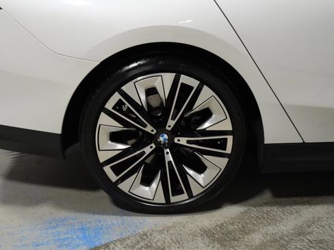 Used 2025 BMW 530i xDrive w/ Premium Package AWD/4WD image 38