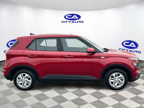Used 2022 Hyundai Venue SE image 2