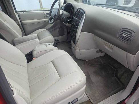 Used 2005 Chrysler Town & Country Touring w/ Leather Interior Group image 18