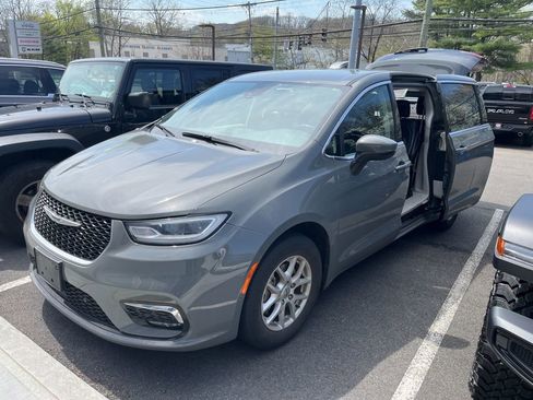 Used 2023 Chrysler Pacifica Touring-L image 1