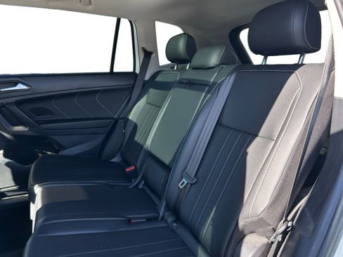 Certified 2022 Volkswagen Tiguan SE w/ Panoramic Sunroof Package image 5