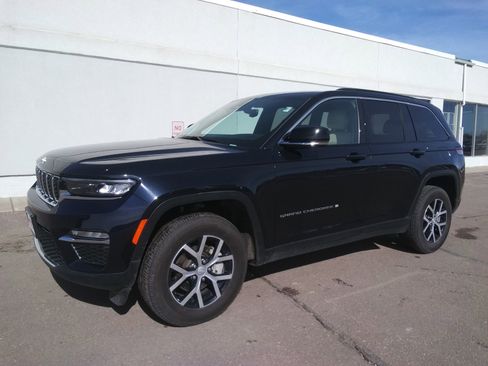 Used 2024 Jeep Grand Cherokee Limited image 2