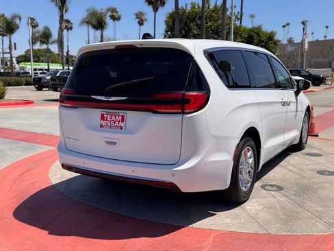 Used 2023 Chrysler Pacifica Touring-L FWD image 8