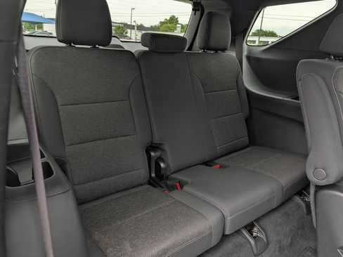 Used 2025 Chevrolet Traverse LT image 30