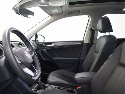 Used 2022 Volkswagen Tiguan SE w/ Panoramic Sunroof Package image 13