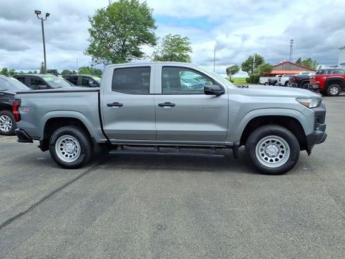 Used 2024 Chevrolet Colorado W/T AWD/4WD image 4