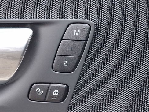 Used 2021 Volvo XC60 T5 Momentum w/ Premium Package image 26