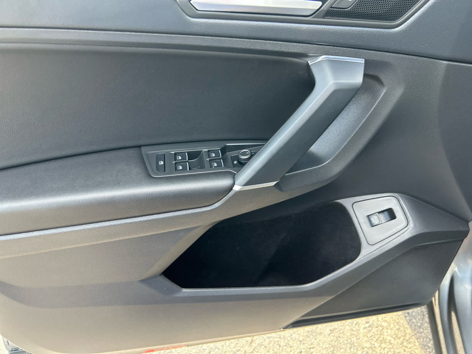 Used 2020 Volkswagen Tiguan SEL AWD/4WD image 11