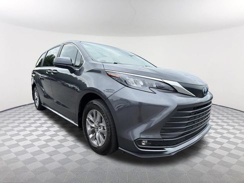 Used 2025 Toyota Sienna XLE FWD image 3