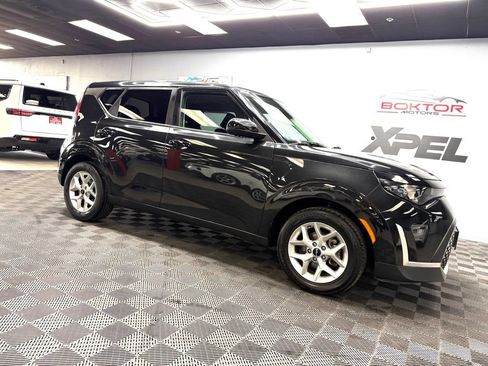 Used 2023 Kia Soul LX w/ Option Group 015 FWD image 2