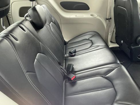 Used 2023 Chrysler Pacifica Touring-L FWD image 12
