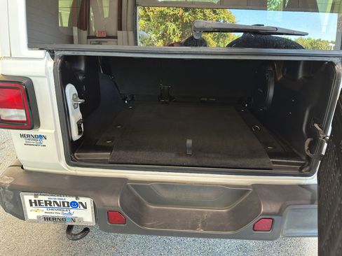 Used 2018 Jeep Wrangler Unlimited Sahara image 28