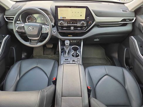 Used 2024 Toyota Highlander XLE image 17