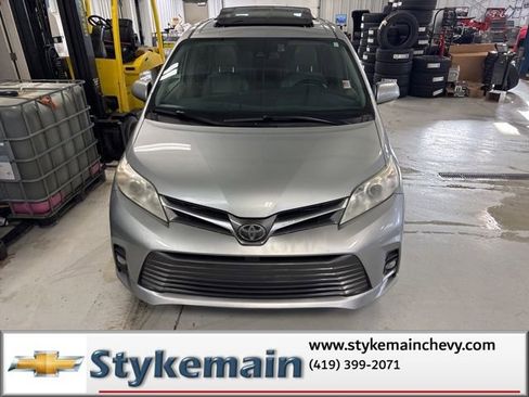 Used 2019 Toyota Sienna XLE w/ XLE Navigation Package image 18