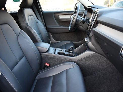 Certified 2025 Volvo XC40 B5 Core image 26