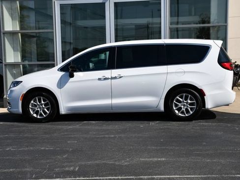 Used 2025 Chrysler Pacifica Select FWD image 10