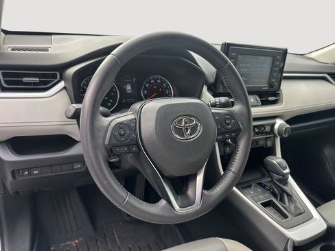 Used 2020 Toyota RAV4 XLE Premium FWD image 10