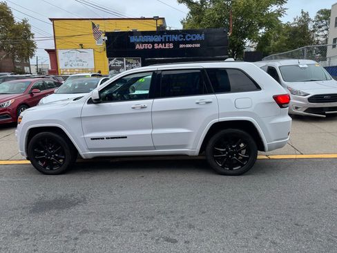 Used 2020 Jeep Grand Cherokee Altitude image 12