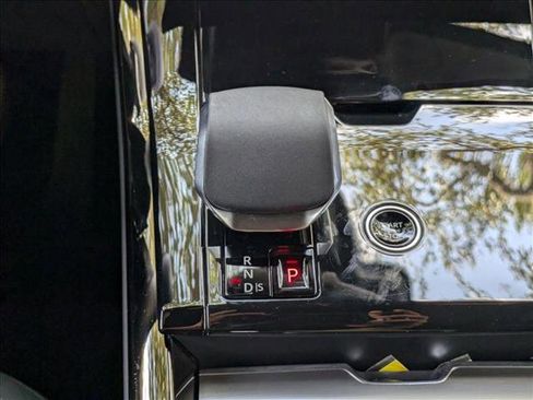 Used 2025 Land Rover Range Rover Sport SE image 15