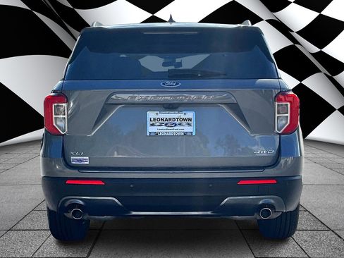 Used 2022 Ford Explorer XLT w/ Equipment Group 202A image 4