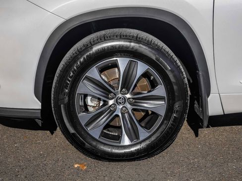 Used 2022 Toyota Highlander XLE image 12