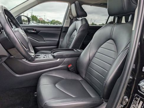 Used 2023 Toyota Highlander XLE AWD/4WD image 27