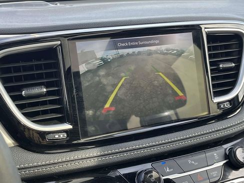 Used 2023 Chrysler Pacifica Limited w/ Uconnect Theater Family Group image 26