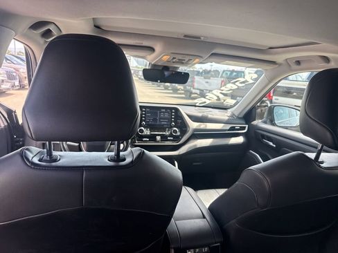 Used 2021 Toyota Highlander XLE image 12