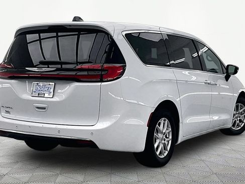 Used 2024 Chrysler Pacifica Touring-L FWD image 2