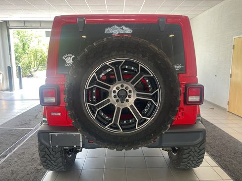 Used 2019 Jeep Wrangler Unlimited Sahara w/ Uconnect 4C Nav & Sound Group AWD/4WD image 3