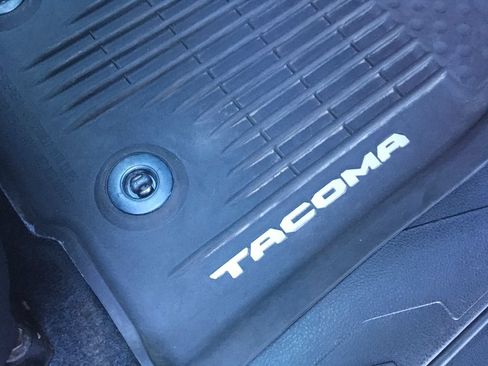 Used 2020 Toyota Tacoma TRD Off-Road AWD/4WD image 32