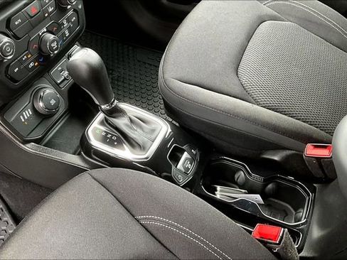 Used 2022 Jeep Renegade Altitude w/ Convenience Group AWD/4WD image 17