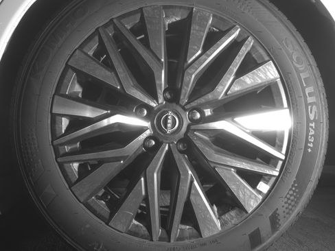 Used 2025 Nissan Altima 2.5 SV FWD image 14