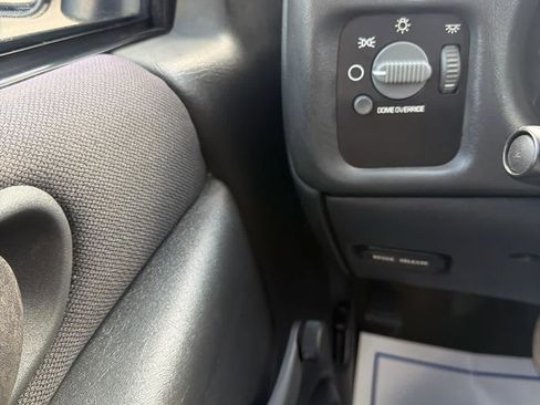 Used 2003 Chevrolet S10 Pickup LS image 15