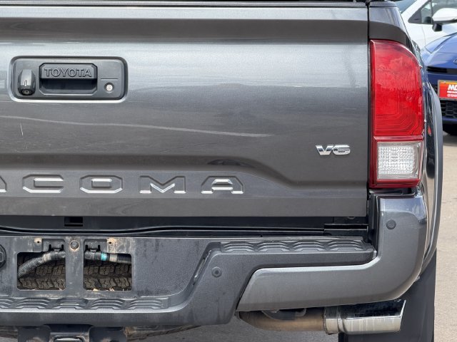 Used 2017 Toyota Tacoma TRD Off-Road w/ Premium & Technology Package AWD/4WD image 8